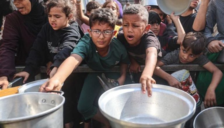 أطفال في غزة ينتظرون توزيع الطعام - أ.ف.ب