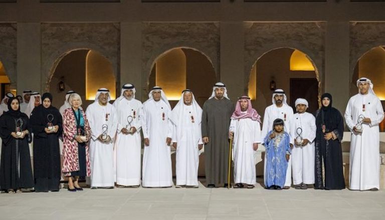 الشيخ محمد بن زايد آل نهيان يتوسط المكرمين