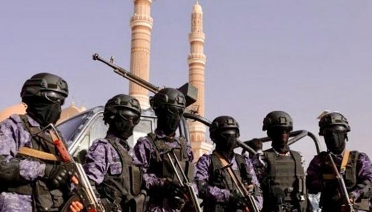 عناصر حوثية أمام مسجد الصالح بصنعاء - أرشيفية