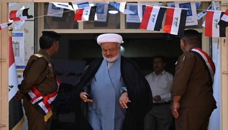 أحد العراقيين بعد إدلائه بصوته في الانتخابات البرلمانية