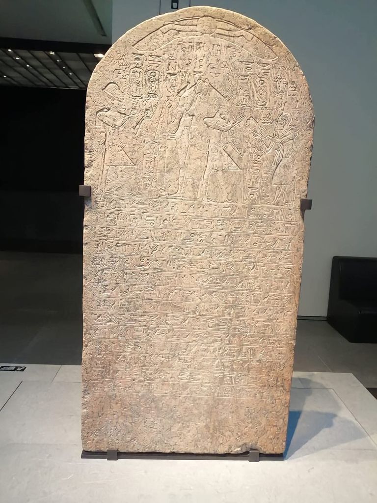 لوحة غرانيتية نادرة من عهد الملك توت عنخ آمون