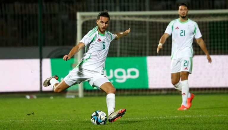 زروقي لاعب منتخب الجزائر