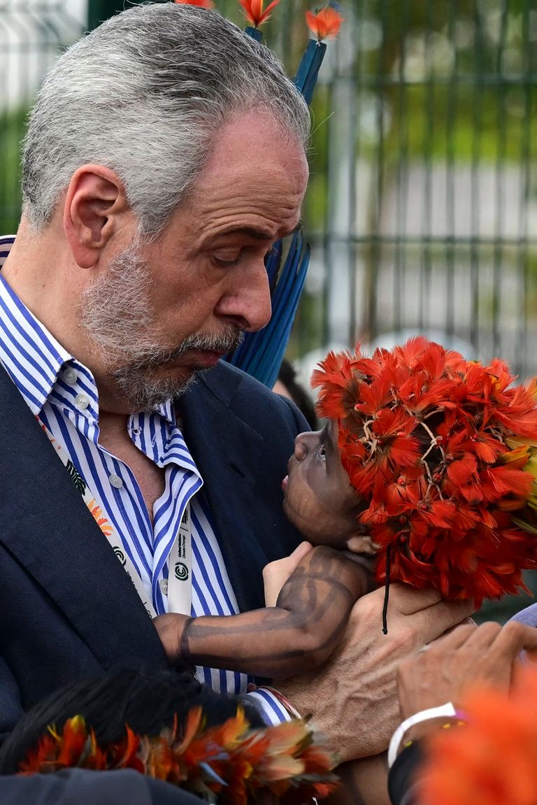 رئيس COP30 يحمل طفل موندوروكو - أ ف ب رئيس COP30 يحمل طفل موندوروكو - أ ف ب