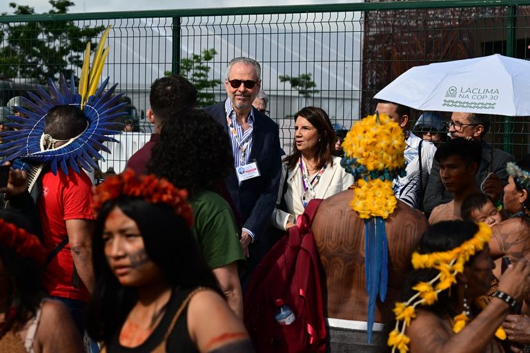 أفراد من شعب موندوروكو - أ ف ب رئيس COP30 يحمل طفل موندوروكو - أ ف ب