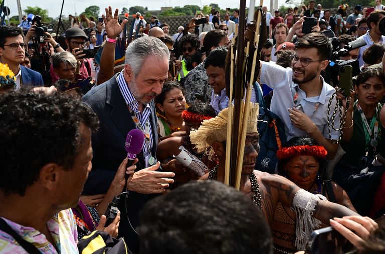 أفراد من شعب موندوروكو - أ ف ب رئيس COP30 يحمل طفل موندوروكو - أ ف ب