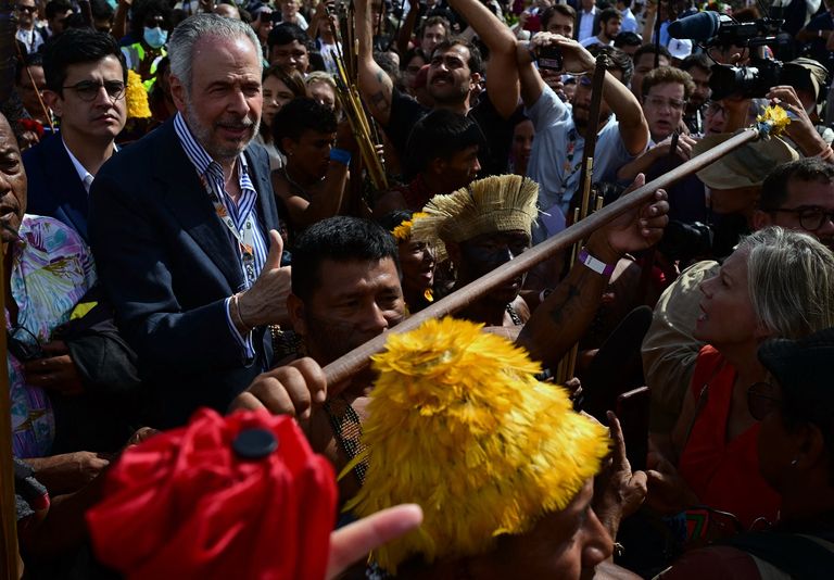 أفراد من شعب موندوروكو - أ ف ب رئيس COP30 يحمل طفل موندوروكو - أ ف ب