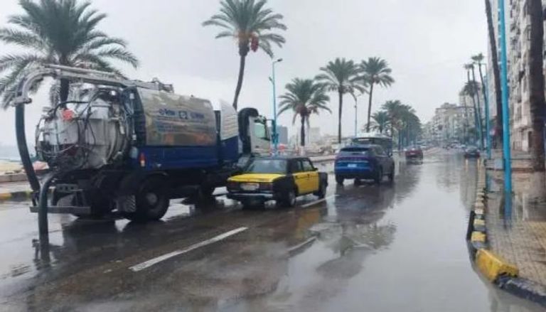 نوة المكنسة تضرب الإسكندرية