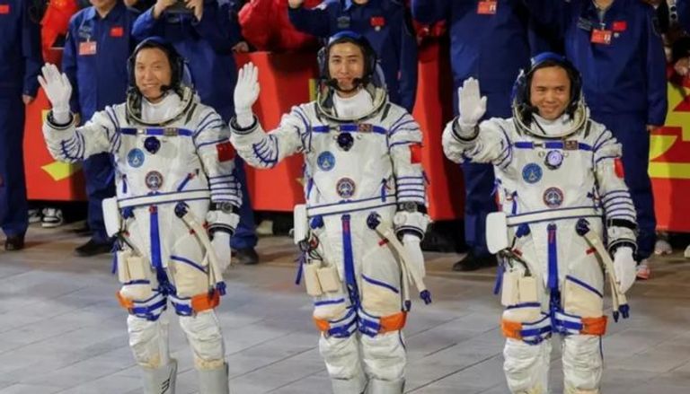 عودة رواد الفضاء الصينيين