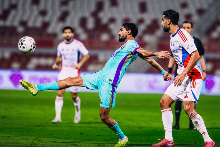 من مباراة العين والشارقة