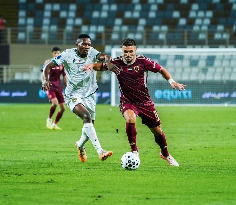 من مباراة العين والشارقة