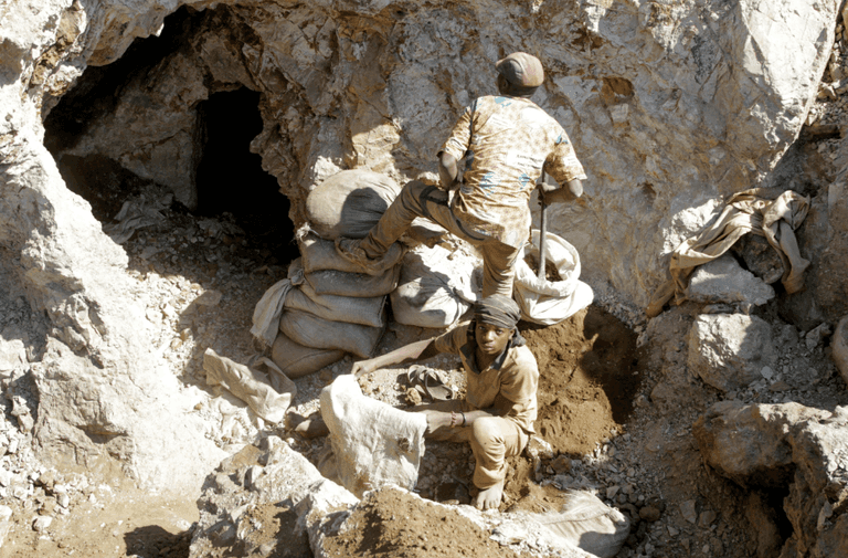 يعمل في التعدين الحِرَفي ما يقدر بنحو 1.5 مليون إلى مليوني شخص