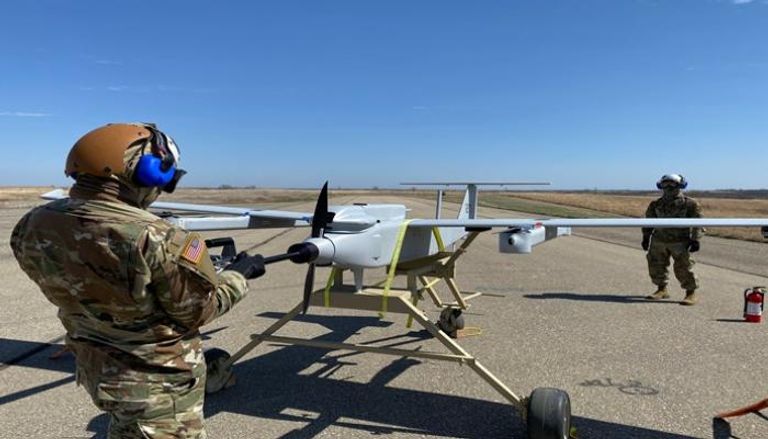 أحد عناصر الجيش الأمريكي يطلق مُسيّرة