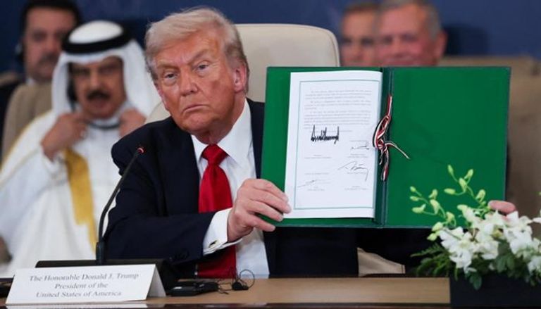 دونالد ترامب خلال التوقيع على اتفاق غزة في شرم الشيخ