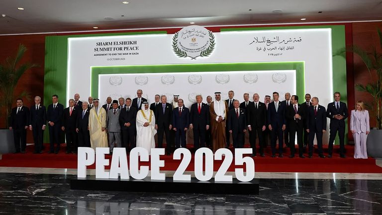 دونالد ترامب خلال التوقيع على اتفاق غزة في شرم الشيخ