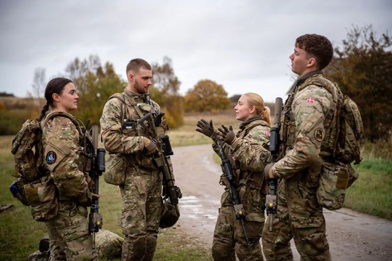 فتاة دنماركية تتلقى تدريبا في صفوف الجيش