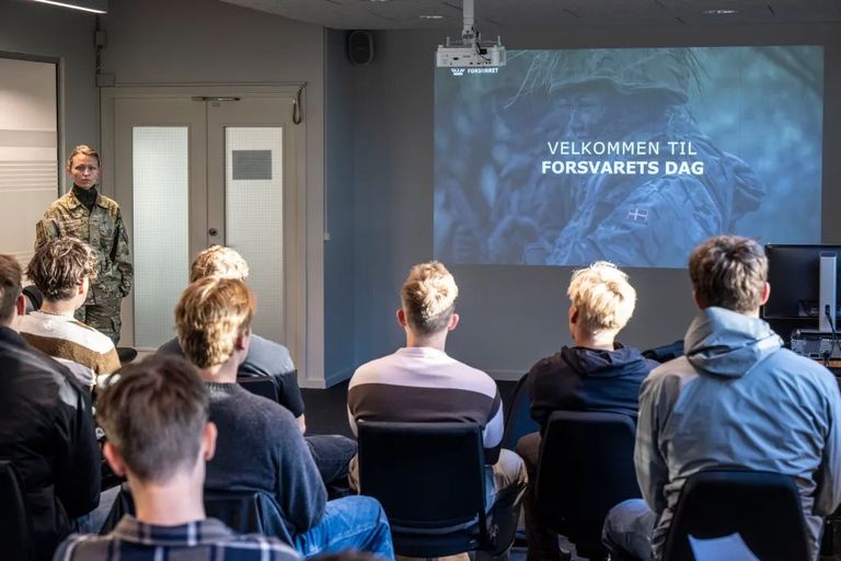 فتاة دنماركية تتلقى تدريبا في صفوف الجيش