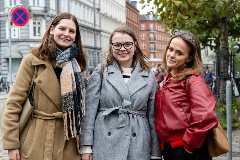 فتاة دنماركية تتلقى تدريبا في صفوف الجيش