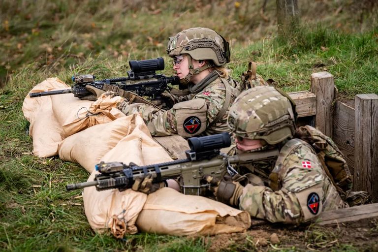 فتاة دنماركية تتلقى تدريبا في صفوف الجيش