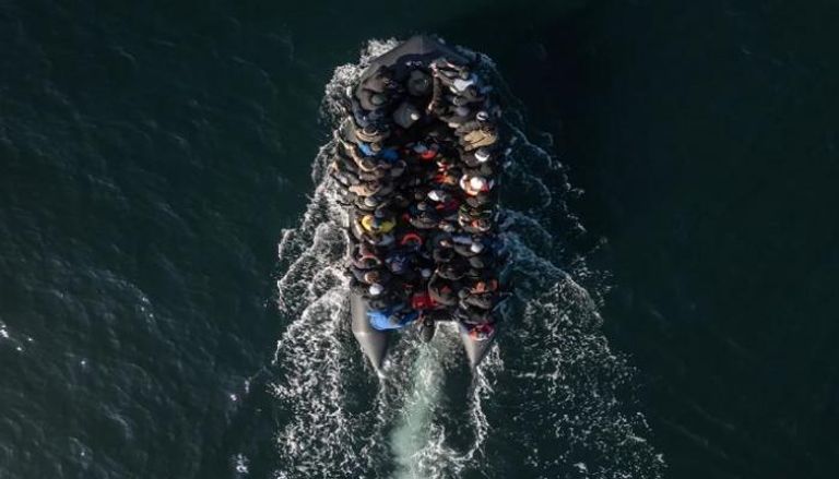 لاجئون يستقلون أحد القوارب في طريقهم لأوروبا - أرشيفية