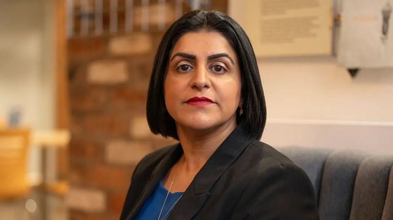 وزيرة الداخلية البريطانية شابانا محمود لاجئون يستقلون أحد القوارب في طريقهم لأوروبا - أرشيفية