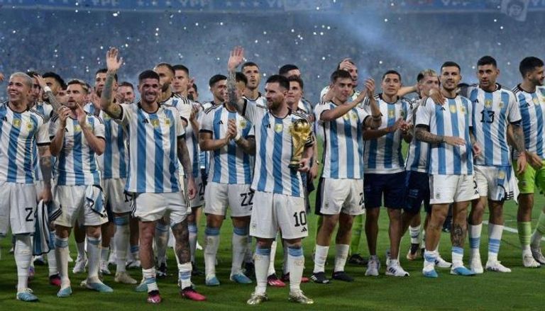 ليونيل ميسي يحمل كأس العالم 2022