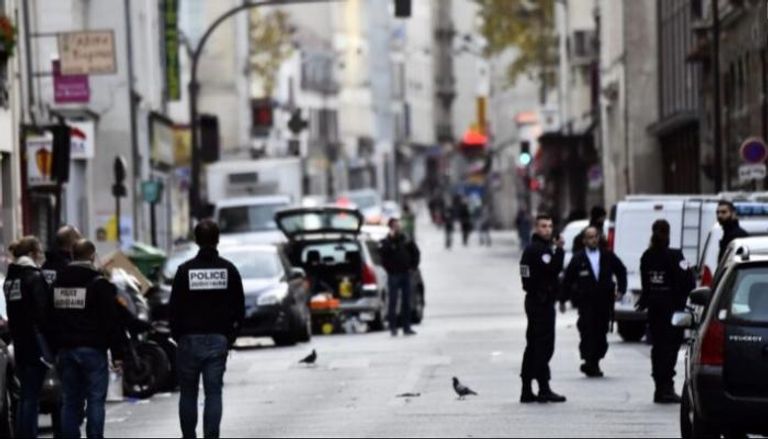 عناصر من الشرطة الفرنسية تنتشر في أحد مواقع هجمات باريس