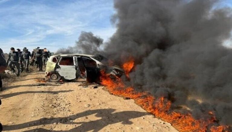 سيارة تحترق وسط أعمال شغب من قبل المستوطنين في الضفة الغربية