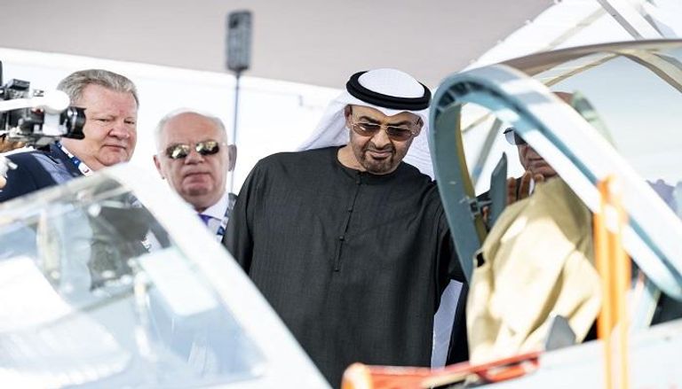 الشيخ محمد بن زايد آل نهيان رئيس دولة الإمارات يطلع على ابتكارات معرض دبي للطيران