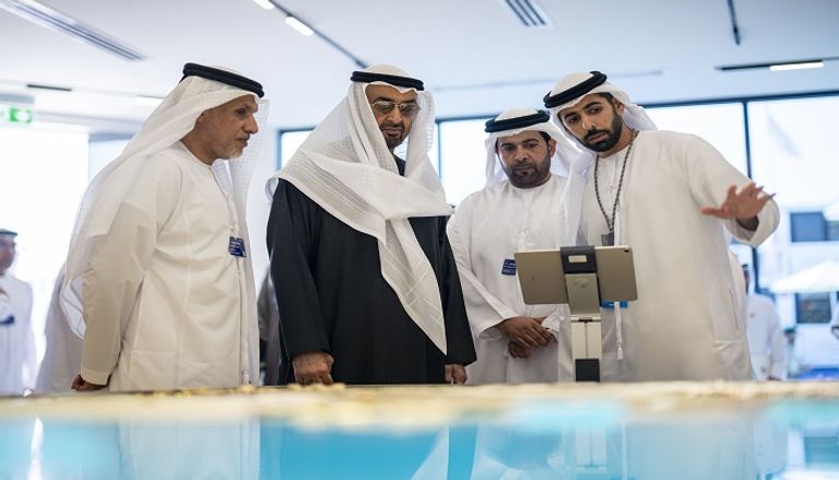 الشيخ محمد بن زايد آل نهيان رئيس دولة الإمارات يطلع على ابتكارات معرض دبي للطيران