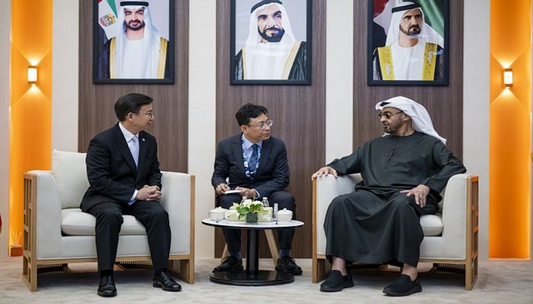 الشيخ محمد بن زايد آل نهيان رئيس دولة الإمارات يطلع على ابتكارات معرض دبي للطيران