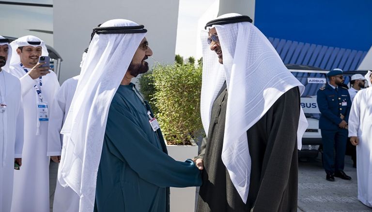الشيخ محمد بن زايد آل نهيان رئيس دولة الإمارات يطلع على ابتكارات معرض دبي للطيران