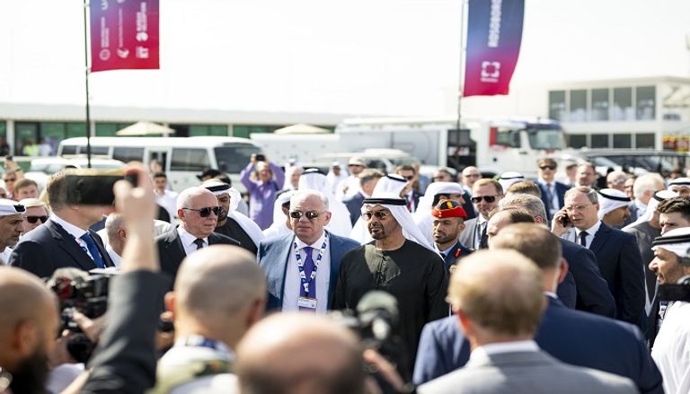 الشيخ محمد بن زايد آل نهيان رئيس دولة الإمارات يطلع على ابتكارات معرض دبي للطيران