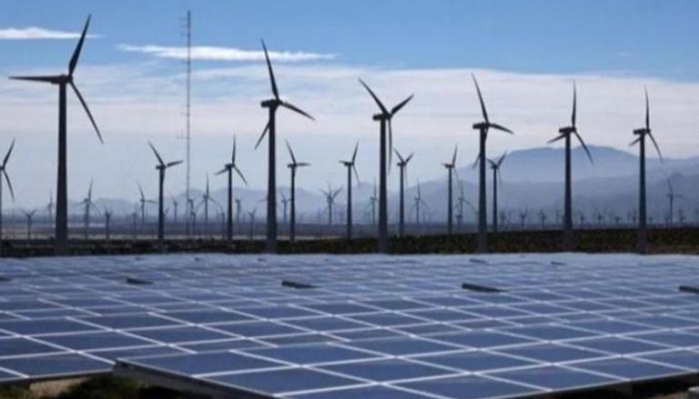 مصادر الطاقة المتجددة (ألواح شمسية وتوربينات رياح)