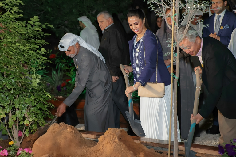 الشيخ نهيان بن مبارك يقود مسيرة التسامح نحو المريخ الشيخ نهيان بن مبارك يقود مسيرة التسامح نحو المريخ