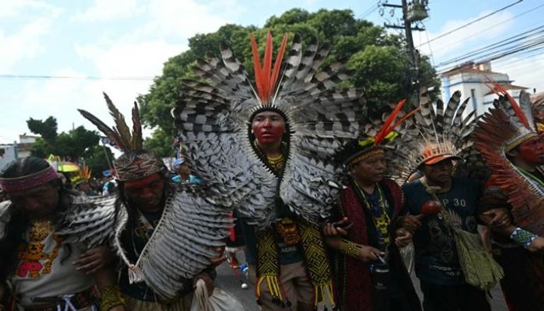 رجال من السكان الأصليين خلال 