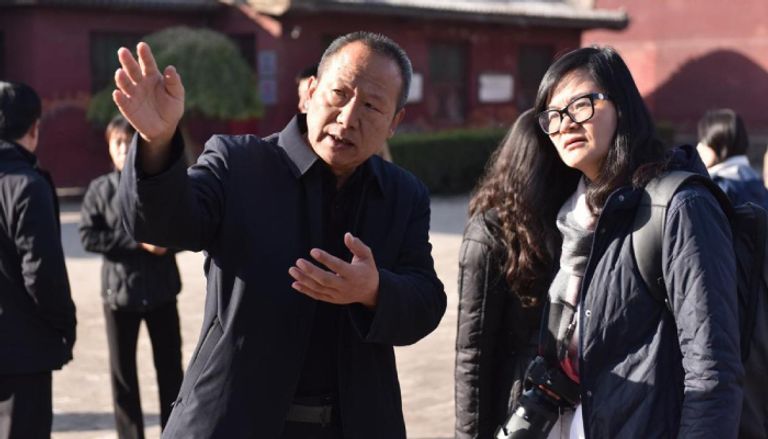 صحفي فيتنامي يُركز اهتمامه على مقدمة معبد شوانغلين في جينتشونغ مجموعة موعد مع الصين الإعلامية الدولية لعام 2025