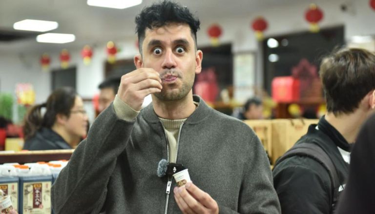 صانع محتوى فنزويلي يتذوق آيس كريم بنكهة الخل مجموعة موعد مع الصين الإعلامية الدولية لعام 2025