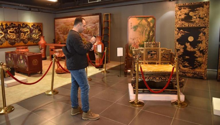 صانع محتوى تركي يلتقط صورا لأثاث مطلي يدويا مجموعة موعد مع الصين الإعلامية الدولية لعام 2025