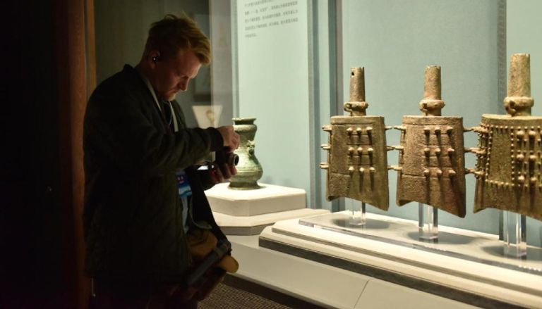 خبير أمريكي يلتقط صورا لأجراس الجرس القديمة في متحف شانشي مجموعة موعد مع الصين الإعلامية الدولية لعام 2025