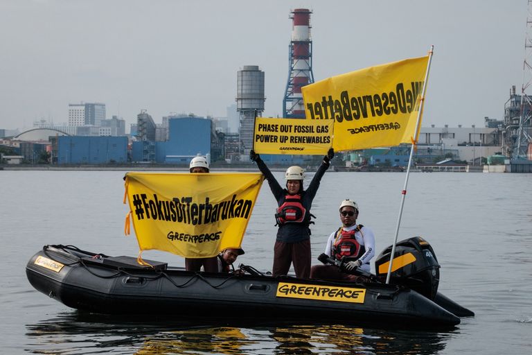 نشطاء يطالبون بإنهاء الاعتماد على الوقود الأحفوري - أ ف ب