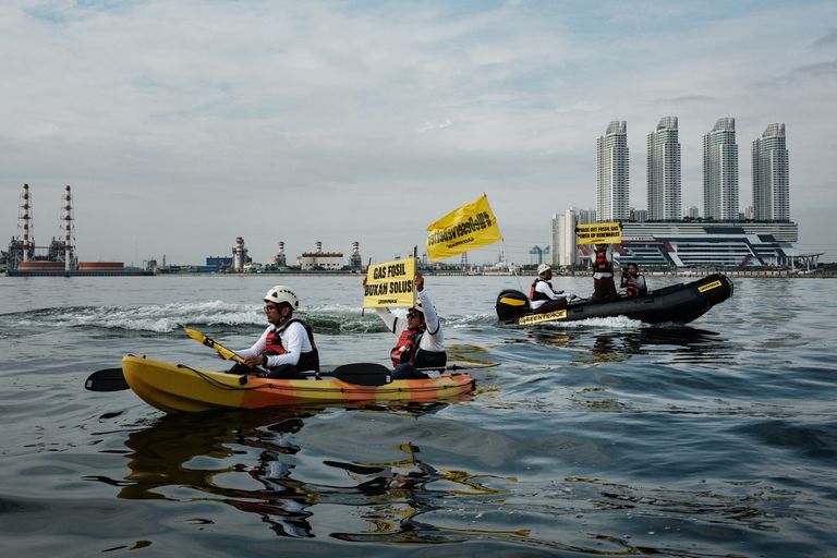 نشطاء يطالبون بإنهاء الاعتماد على الوقود الأحفوري - أ ف ب