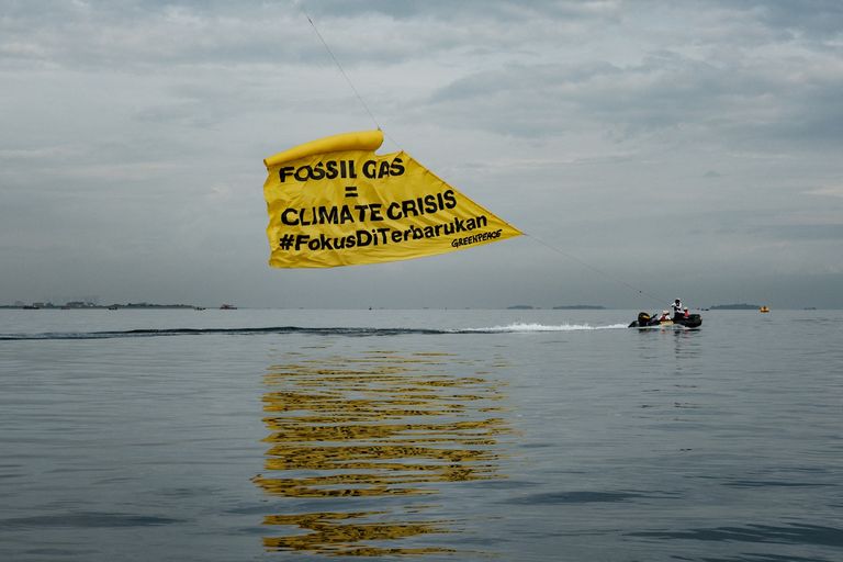 نشطاء يطالبون بإنهاء الاعتماد على الوقود الأحفوري - أ ف ب