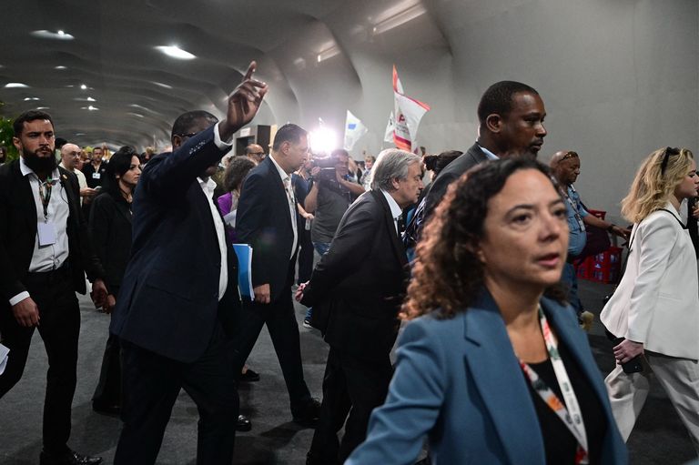 نشطاء يطالبون بإنهاء الاعتماد على الوقود الأحفوري - أ ف ب