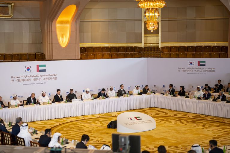 ولي عهد أبوظبي والرئيس الكوري الجنوبي خلال الطاولة المستديرة