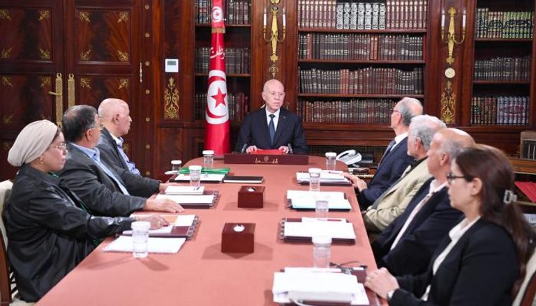 الرئيس التونسي مع عدد من المسؤولين في قصر قرطاج