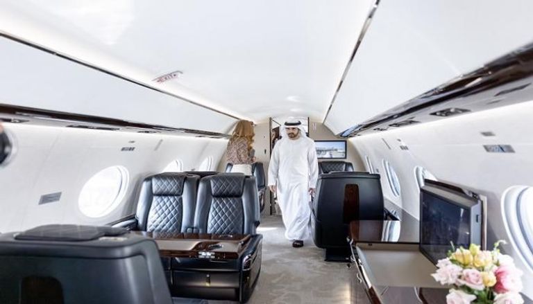 الشيخ حمدان بن محمد بن راشد آل مكتوم يتفقّد أحدث الطائرات المشاركة