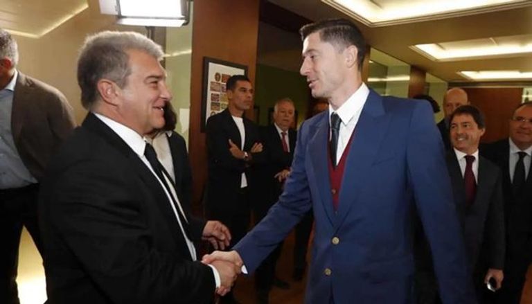 روبرت ليفاندوفسكي وخوان لابورتا في برشلونة