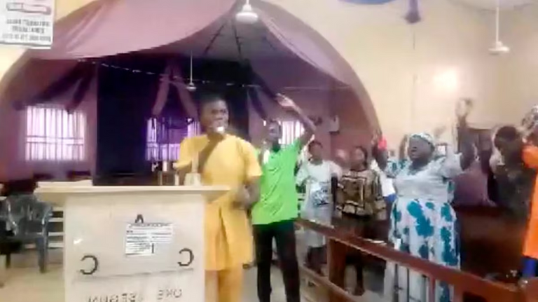 آثار الهجوم على الكنيسة