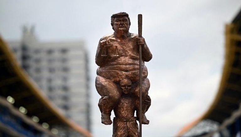 تمثال «الطاعون البرتقالي» - أ ف ب