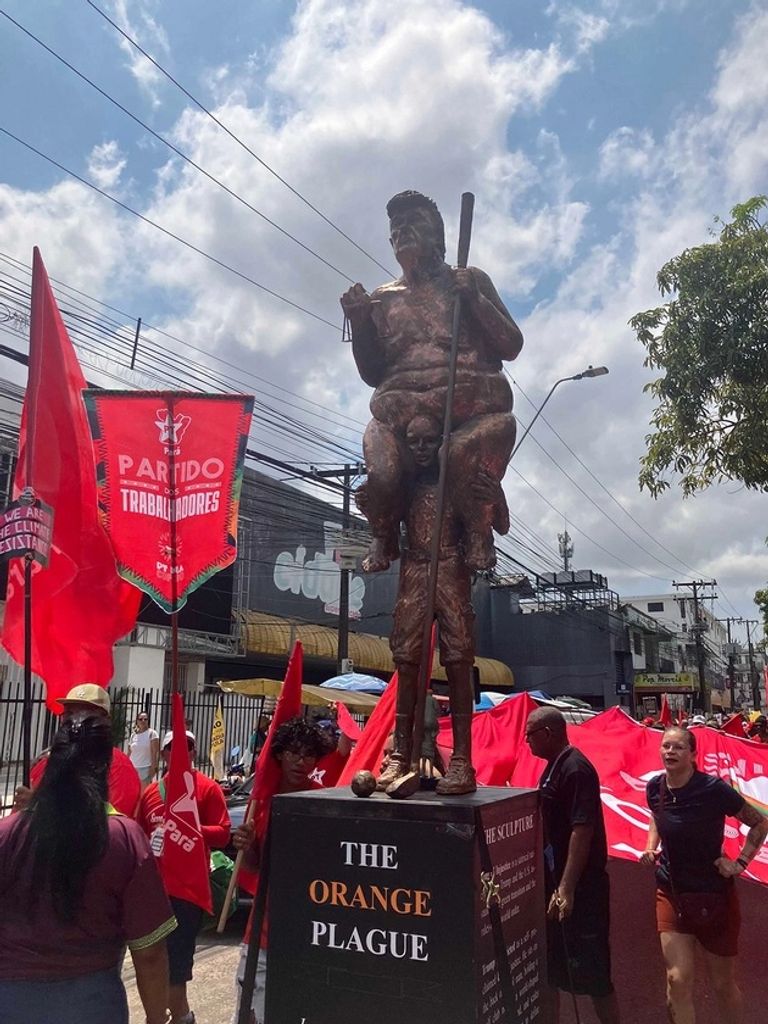 تمثال «الطاعون البرتقالي» - أ ف ب